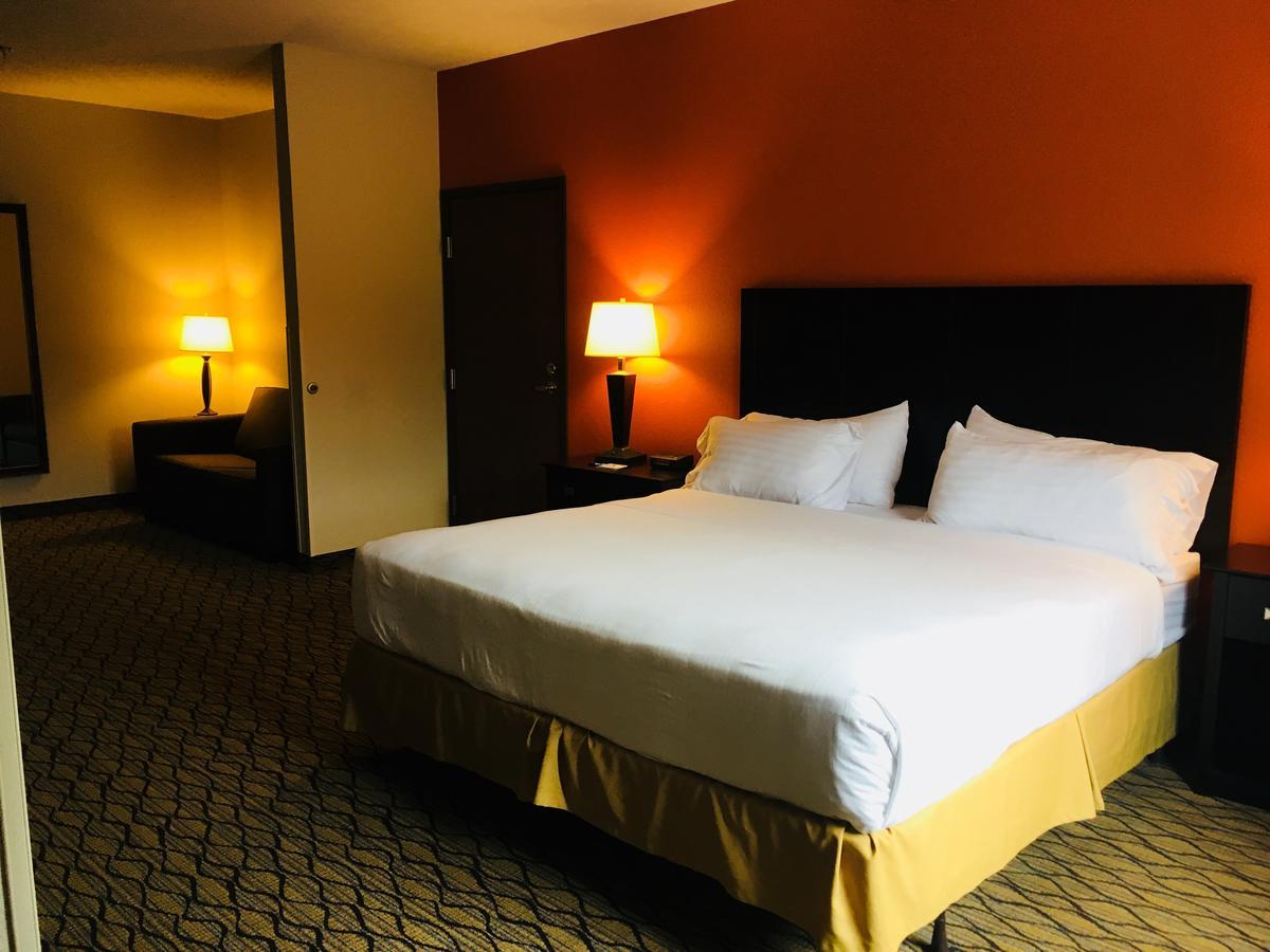 Holiday Inn Express Hotel & Suites Cadillac By Ihg Dış mekan fotoğraf