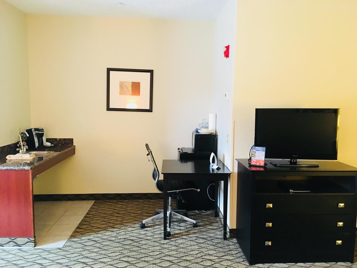 Holiday Inn Express Hotel & Suites Cadillac By Ihg Dış mekan fotoğraf