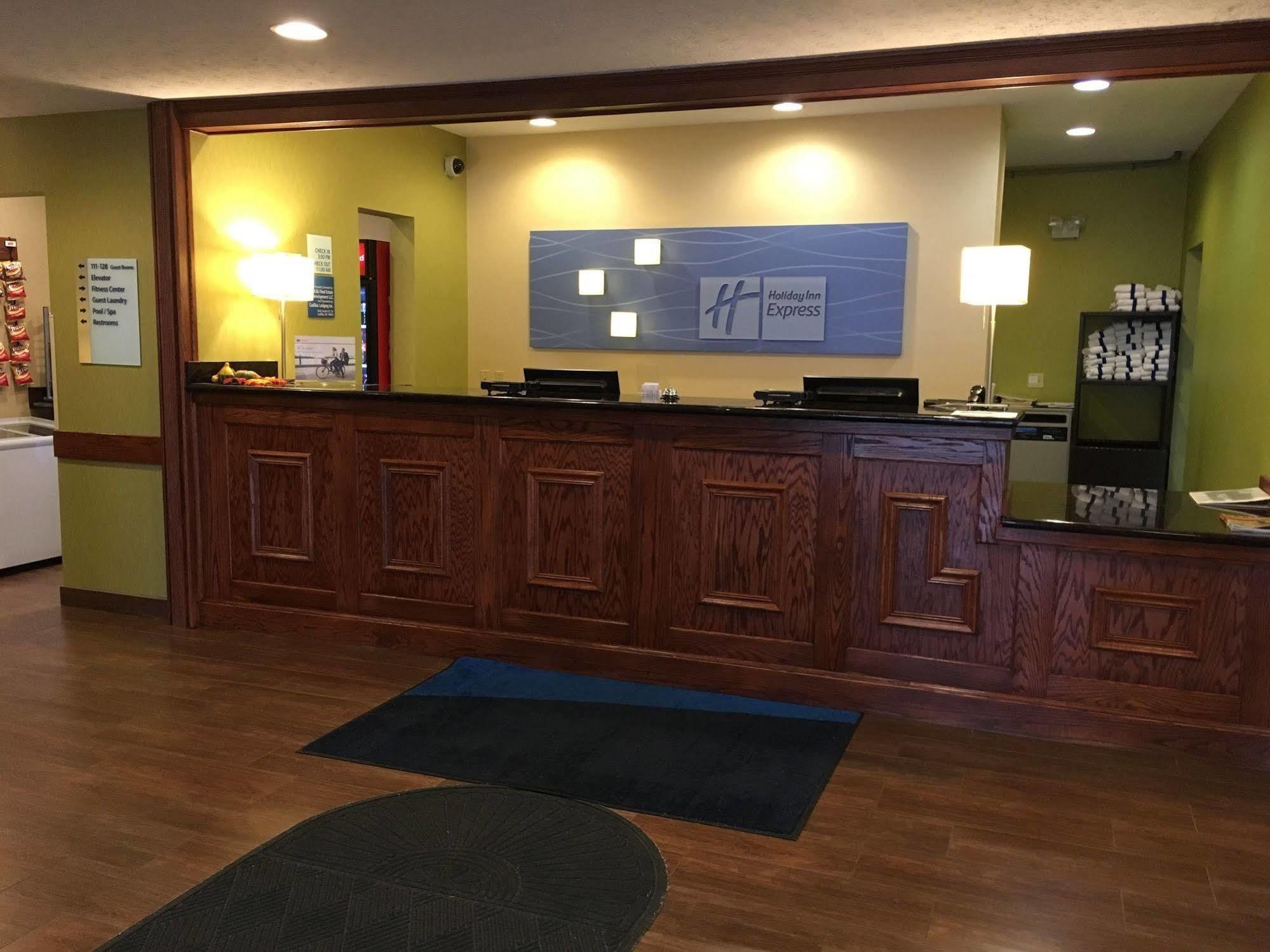 Holiday Inn Express Hotel & Suites Cadillac By Ihg Dış mekan fotoğraf